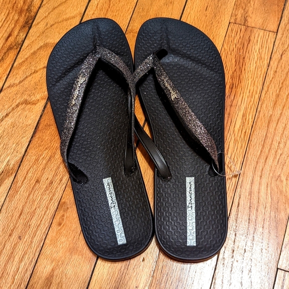 Slippers - Picture 2 of 3